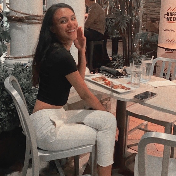 Meet your Posher, Fernanda - Picture 1 of 1